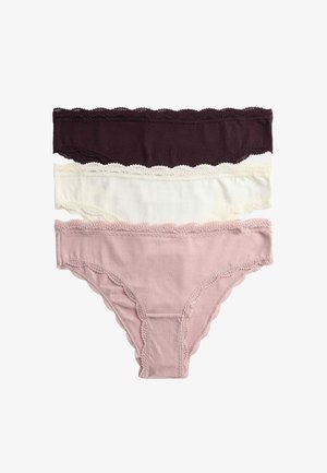 Tre paia di biancheria intima da donna: uno viola scuro, uno bianco e uno rosa chiaro. Ognuno presenta una rifinitura in pizzo ondulato e un tessuto morbido.