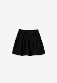 Falda de mezclilla negra en capas con cinturilla elástica, que presenta una textura fruncida y un diseño acampanado. Silueta clásica en A.