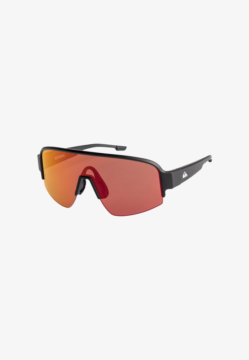 Lunettes de sport noires avec une lentille rouge-orange monobloc, dotées d'une monture légère et d'un design minimaliste. Pas de logos visibles.