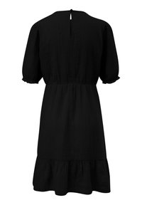 Schwarzes Kleid aus strukturiertem Stoff, mit kurzen Puffärmeln, einem Schlitz am Rücken und einem ausgestellten, rüschend abschließendem Saum.