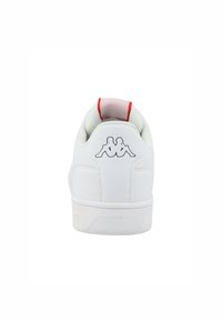 Baskets blanches avec une finition en cuir lisse, des accents de col rouges contrastants et un logo représentant deux silhouettes au niveau du talon. Semelle blanche plate.