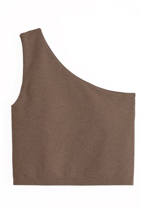 Haut court marron asymétrique sans manches avec une large bretelle du côté gauche, posé à plat sur un fond blanc.