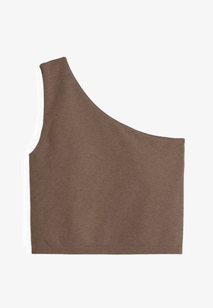 Haut court marron asymétrique sans manches avec une large bretelle du côté gauche, posé à plat sur un fond blanc.