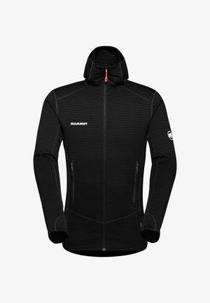 Schwarze Jacke mit einem Reißverschluss vorne, hohem Kragen und Kapuze. Merkmale sind gestreifte Textur, zwei seitliche Reißverschlusstaschen und subtile Logo-Akzente.