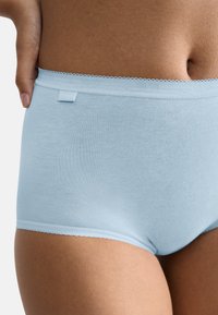 Jasnoniebieskie bawełniane majtki o gładkiej strukturze, elastycznym pasie i ozdobnym wykończeniu z picot na brzegach. Bez widocznych wzorów ani akcesoriów.