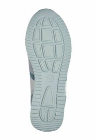 Semelle d'une chaussure de sport avec un caoutchouc texturé bleu clair et un motif en grille, des côtés renforcés et une semelle intermédiaire blanche pour le rembourrage.