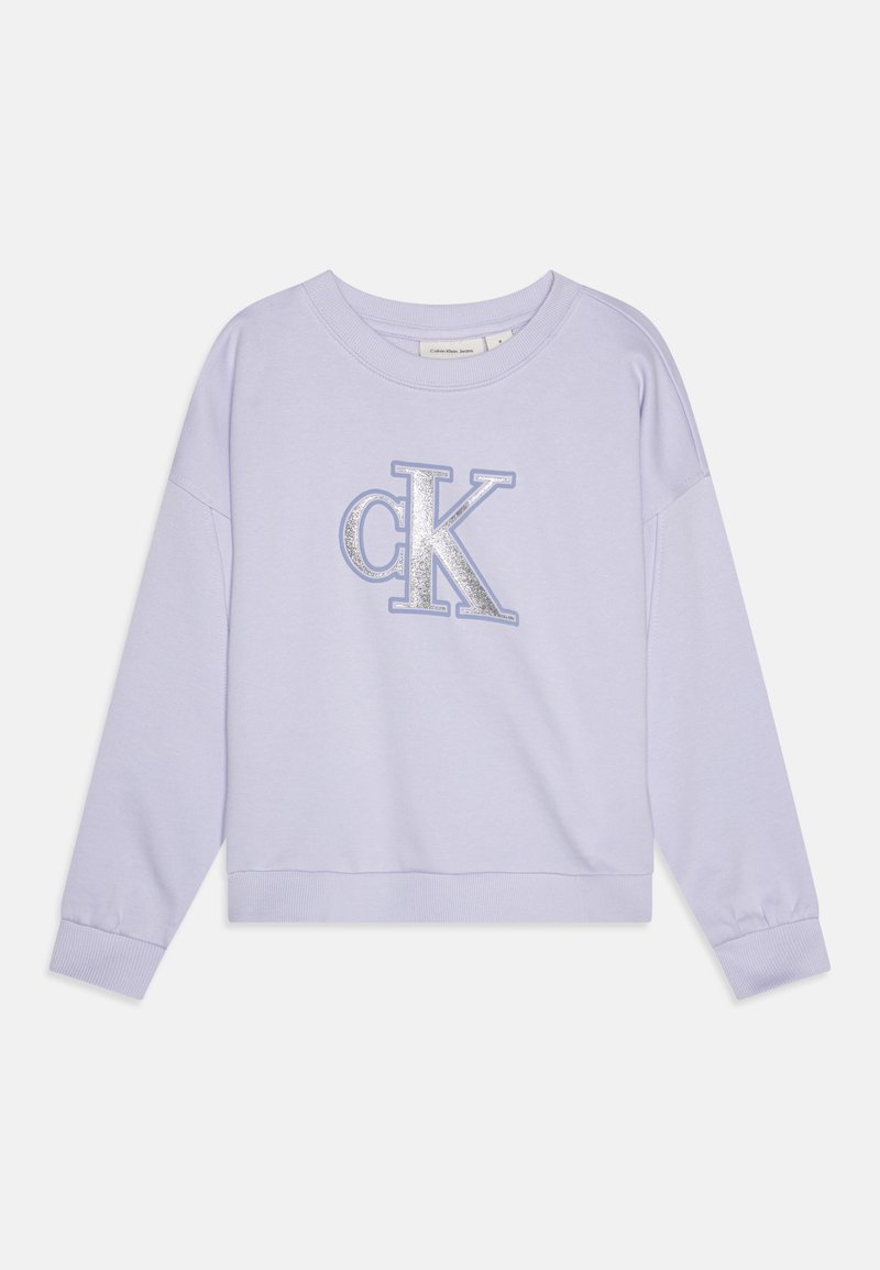 Sudadera lavanda con cuello redondo y hombros caídos, con un logo "ck" de purpurina plateada en la parte delantera. Tejido suave y puños acanalados.