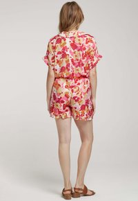 Rompers à manches courtes et col à motif floral multicolore avec des teintes de rose, jaune et orange ; doté d'une taille cintrée et de shorts.