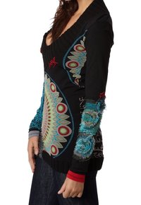 Svart tröja med djup V-ringning, intrikat flerfärgad mönstring, strukturerade ärmar och kontrasterande ribbade muddar i röd och grå.