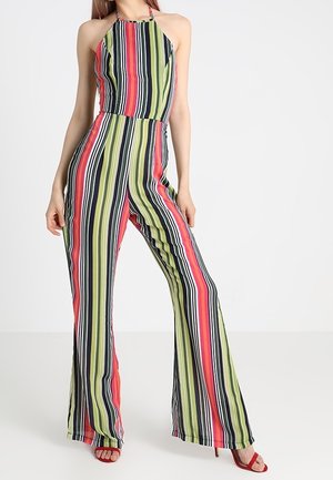 Combinaison rayée avec encolure dos-nu, jambes larges et un mélange de rayures verticales vertes, rouges et noires. Fabriquée en tissu léger.