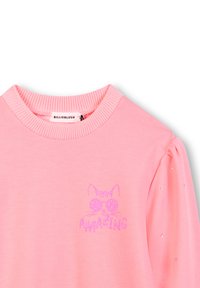 Sweatshirt roz cu guler rotund cu nervuri, mâneci puff, grafică strălucitoare cu o pisică și textul "AMAZING" din sclipici. Textură moale, design casual.