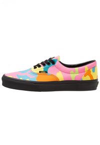 Baskets Vans basses avec semelle et lacets noirs, présentant un motif camouflage abstrait en rose, orange, jaune, bleu et vert.