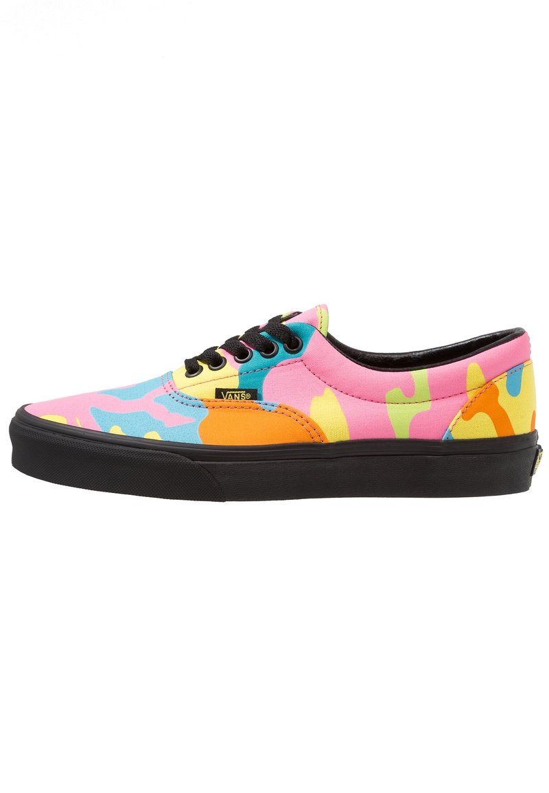 Baskets Vans basses avec semelle et lacets noirs, présentant un motif camouflage abstrait en rose, orange, jaune, bleu et vert.