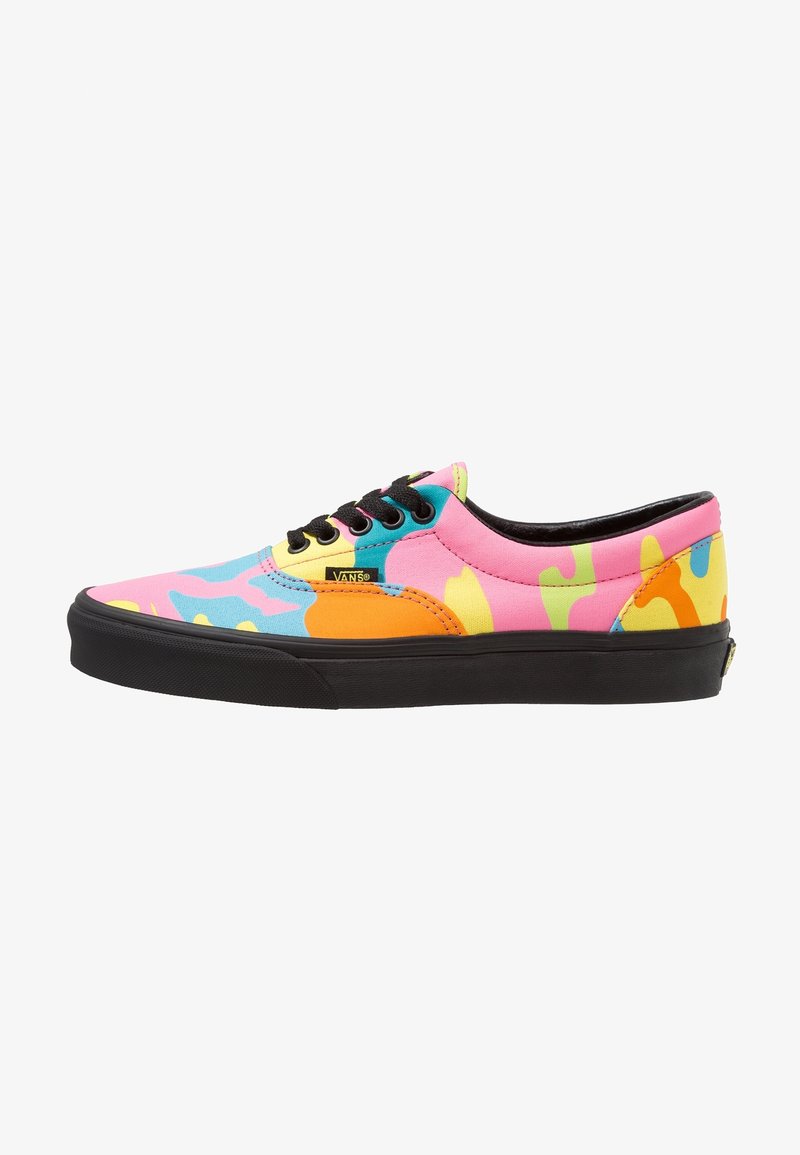 Baskets Vans basses avec semelle et lacets noirs, présentant un motif camouflage abstrait en rose, orange, jaune, bleu et vert.