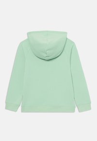 Manta verde menta com capuz, mangas longas, punhos e barra canelados, textura suave e design simples. Sem logótipos ou padrões visíveis.