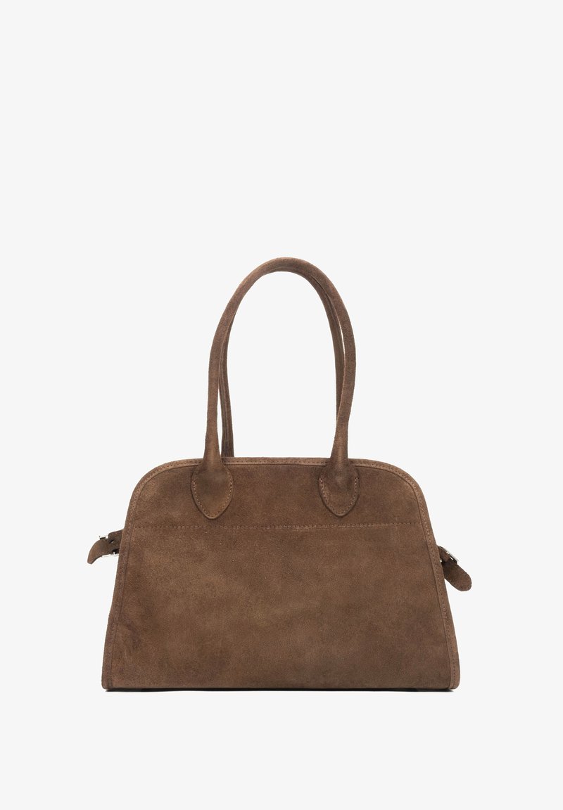 Brązowa torebka z zamszu z podwójnymi, zaokrąglonymi uchwytami i zamknięciem na zamek po obu stronach, prezentowana na białym tle.