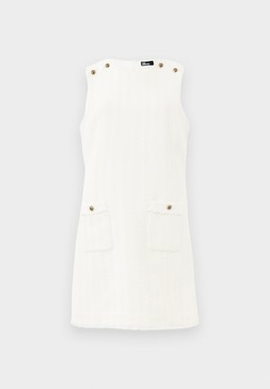 Weißes ärmelloses Kleid mit zwei vorderen Taschen, strukturiertem Stoff, goldenen Knopfakzenten an den Schultern und einem geraden Saum.