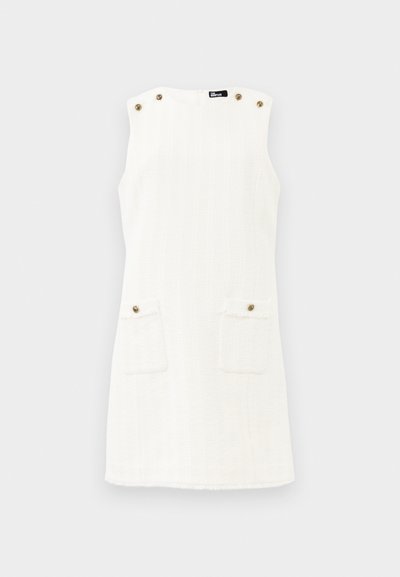 Biała sukienka bez rękawów z dwiema przednimi kieszeniami, teksturowany materiał, złote akcenty guzikowe na ramionach oraz prosty dół.