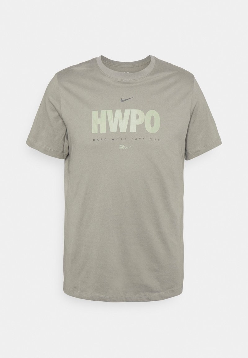 Camiseta de algodón gris con cuello redondo, que presenta un texto audaz "HWPO" y "HARD WORK PAYS OFF" en colores contrastantes y un logo de swoosh de Nike.
