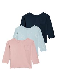 Tre långärmade skjortor: marinblå, ljusblå med molnmönster och rosa med ficka. Mjuk tyg och vågiga fållar.