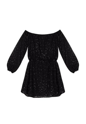 Zwarte off-the-shoulder jurk van doorzichtig materiaal, met lange volumineuze mouwen, een getailleerde taille en subtiele patroon details overal.