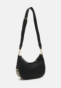 Borsa a tracolla in pelle nera con forma arrotondata, finitura texturizzata, tracolla regolabile e accessori in tonalità dorata. Logo "LOW" in evidenza.