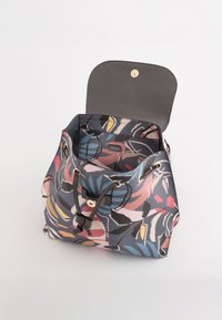 Mønstret spandtaske med flad top i gråt læder, der har et farverigt blomsterdesign, guldlister og justerbar snørelukning.