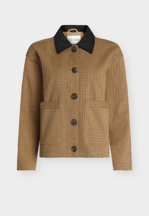 Καφέ υφασμάτινο μπουφάν με κουμπιά, μαύρο γιακά, μακριά μανίκια και δύο μπροστινές τσέπες πάνω σε λευκό φόντο.