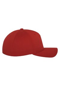 Piros baseball sapka strukturált kialakítással, szövet textúrával, ívelt peremmel és szellőző lyukakkal, tetején gombbal.