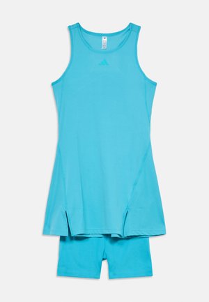 Athletisches Kleid in Aqua-Blau mit Tank-Top-Stil, seitlichen Schlitzen und integrierten Shorts. Hergestellt aus leichtem, atmungsaktivem Material.