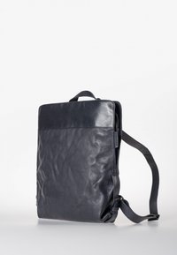 Leren schoudertas in donker marineblauw, rechthoekige vorm, gladde textuur met een lichte glans, verstelbare schouderband, bovenhandvat en ritssluiting.