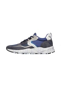Sneaker atletico da uomo con suede blu navy e grigio, inserti in mesh e suola in gomma bianca. Design moderno con accenti a contrasto.