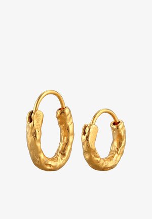 Zlate obročeve uhane z organskim, teksturiranim dizajnom. Eden je večji in ima debelejši profil, medtem ko manjši ohranja podoben obliko.