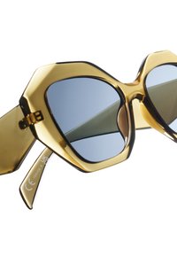 Kuusikulmaiset aurinkolasit, joissa on läpinäkyvät keltaiset kehykset, harmaa tummennuslasi ja hoikat vihreät sanganjat. Huomattava saranatieto sivuilla.