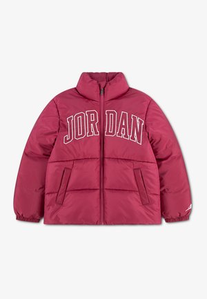 Rød polstret jakke med fuld lynlås, høj krave, sidelommer og "JORDAN" trykt over brystet med hvide omridsbogstaver.