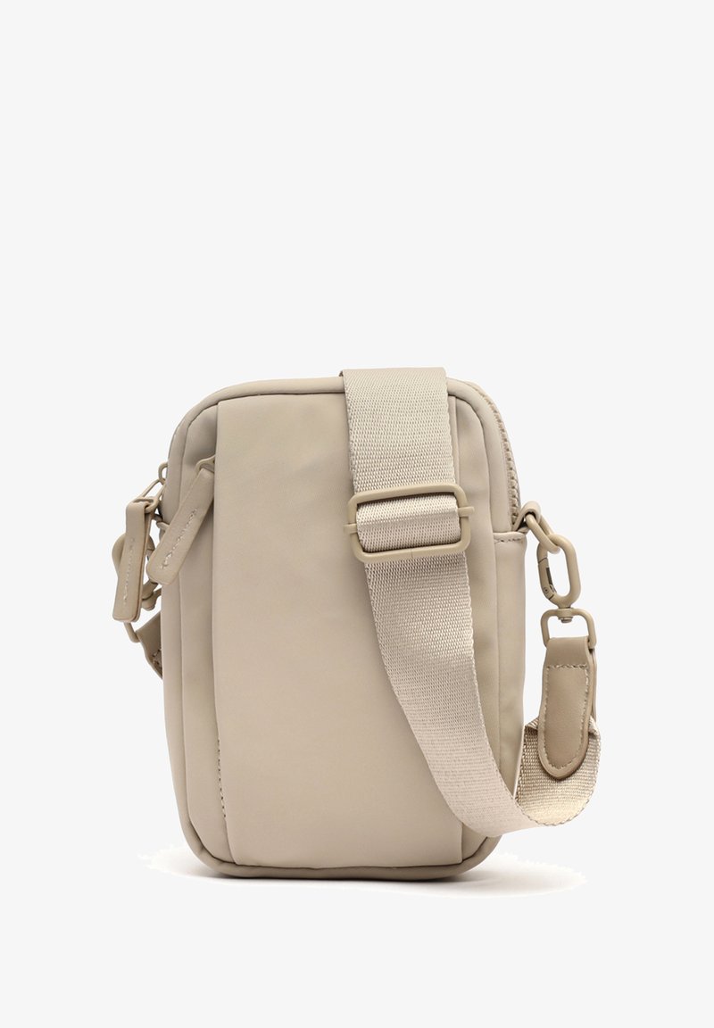 Beige suorakulmainen olkalaukku, joka on valmistettu pehmeästä synteettisestä materiaalista ja teksturoidusta pinnasta. Laukussa on säädettävä hihna ja minimaalinen metalliosuus.