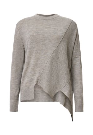 Maglione grigio asimmetrico con collo a barchetta, tessuto strutturato e orlo allungato. Presenta dettagli a coste sulle maniche e sulla parte inferiore.