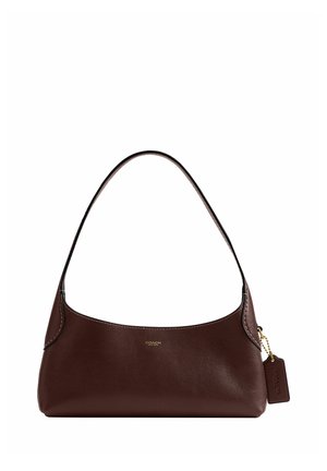 Borsa a tracolla in pelle marrone scuro con una singola tracolla e un piccolo logo dorato e una targhetta sul lato.