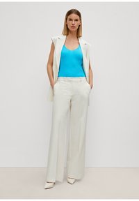 comma MIT HIGH RISE-BUND - Trousers - ecru