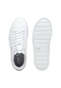 Sneaker bianca con tomaia in sintetico liscio, punta arrotondata e chiusura con lacci. Presenta una suola in gomma testurizzata e un plantare marchiato con accenti grigi.