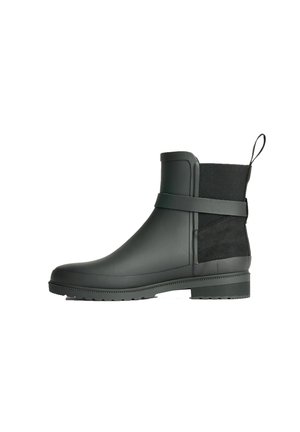 Sort ankelregnstøvle med mat finish, elastisk sidelpanel, trækstrop ved hælen og dekorativ strop omkring anklen, vist i sideprofil.