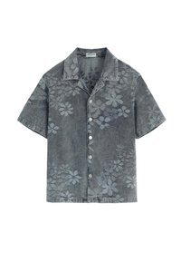 Chemise à manches courtes en denim foncé, avec un motif floral dans des teintes plus claires, fermeture à boutons et un col à revers.