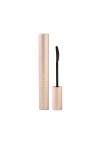 Mascara dans un tube cylindrique rose clair avec du texte doré ; brosse applicatrice noire avec des poils courts et courbés.