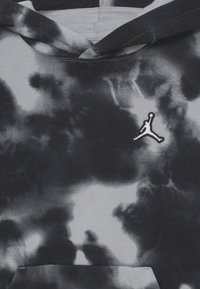 Czarna i szara bluza z kapturem w stylu tie-dye, wykonana z bawełny, z regulowanym kapturem i wyraźnym haftowanym logo Jordana na piersi.