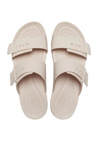Lichtbeige slidesandalen met twee brede banden, verstelbare gespjes en een gestructureerde voetbed. Gemaakt van zacht, flexibel materiaal.