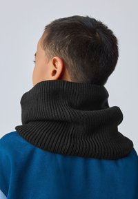 Lastele mõeldud must soonikuga kaelus, mille alt paistab sinine särk. Materjal näib pehme ja tekstuuriga.