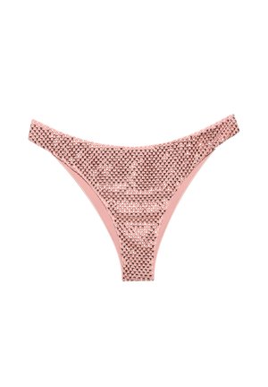 Braguita de bikini rosa para mujer con adornos metálicos y reflectantes en forma de cuadrados y diseño de corte alto sobre fondo blanco.