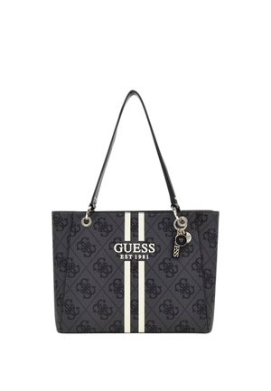 Borsa a tracolla nera con il logo "GUESS" e la data di fondazione, decorata con strisce e un accentuazione con portachiavi.