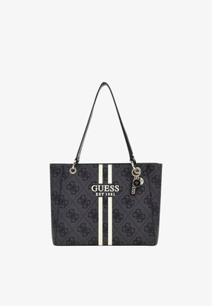 Sac fourre-tout noir arborant le logo "GUESS" et la date d'établissement, décoré de rayures et d'un accent en porte-clés.