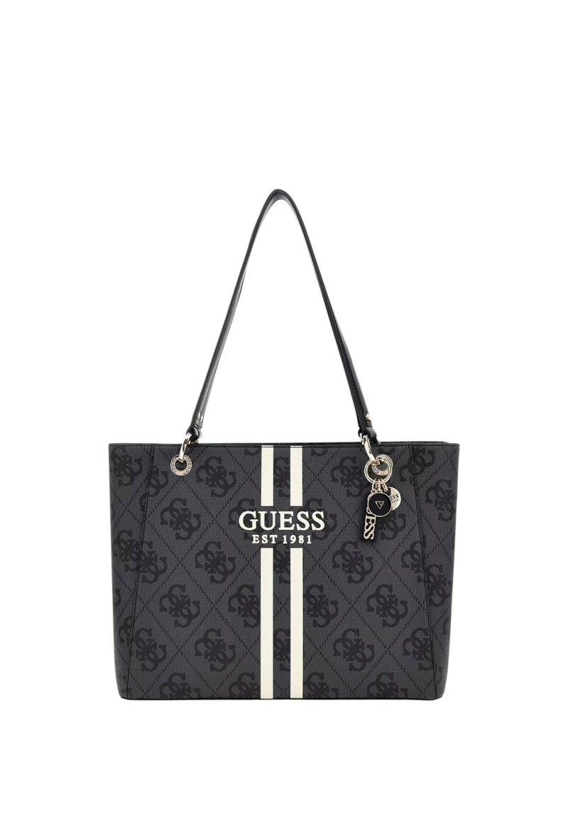 Borsa a tracolla nera con il logo "GUESS" e la data di fondazione, decorata con strisce e un accentuazione con portachiavi.